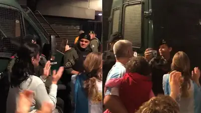 Elecciones 2019: el video de militantes macristas aplaudiendo a la Gendarmería y pidiendo "ayúdennos el domingo" durante la "marcha del millón" Elecciones 2019: el video de militantes macristas aplaudiendo a la Gendarmería y pidiendo "ayúdennos el domingo" durante la "marcha del millón"