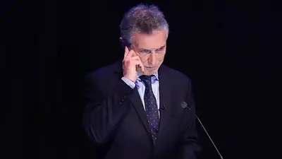 Las redes sociales debatieron y los memes explotaron por un supuesto auricular de Mauricio Macri en la oreja Las redes sociales debatieron y los memes explotaron por un supuesto auricular de Mauricio Macri en la oreja