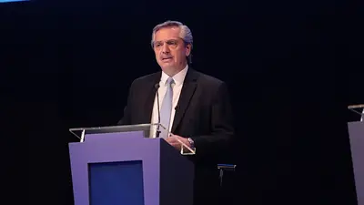 Alberto Fernández arrancó el debate presidencial con un duro discurso contra Mauricio Macri Alberto Fernández arrancó el debate presidencial con un duro discurso contra Mauricio Macri