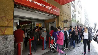 Por la crisis, en los supermercados de Chile ya llaman a consumir lo "estrictamente necesario" Por la crisis, en los supermercados de Chile ya llaman a consumir lo "estrictamente necesario"