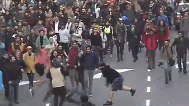 Violentos ataques de infiltrados a periodistas y represión policial en Buenos Aires