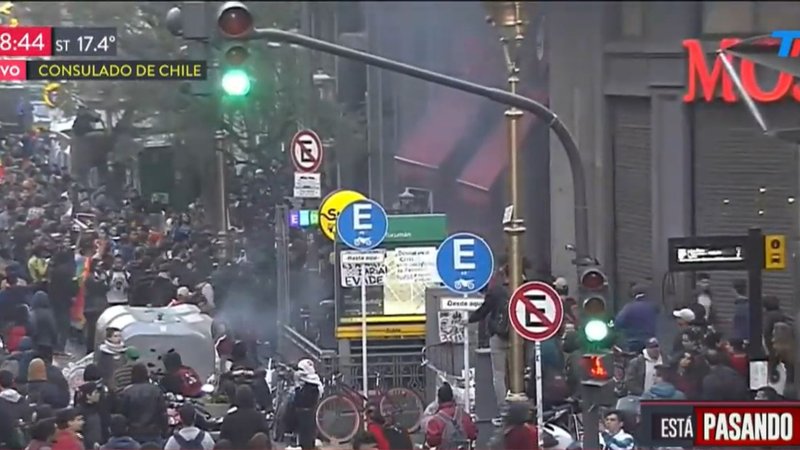 TN y A24 quisieron tapar la represión y a los infiltrados de la marcha por la crisis en Chile