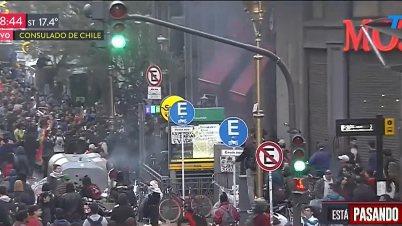 TN y A24 quisieron tapar la represión y a los infiltrados de la marcha por la crisis en Chile
