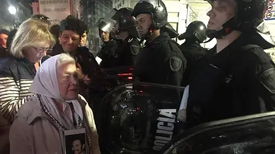 Al menos 9 detenidos incomunicados en el centro porteño tras las manifestaciones por la crisis en Chile Al menos 9 detenidos incomunicados en el centro porteño tras las manifestaciones por la crisis en Chile