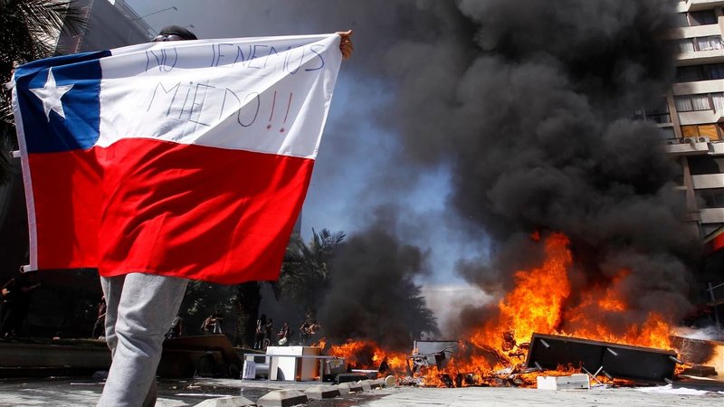 Ascienden a 15 los muertos en Chile por la represión militar del gobierno de Sebastián Piñera 