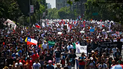 Chile: el tenso momento del movilero de TN en plena manifestación Chile: el tenso momento del movilero de TN en plena manifestación