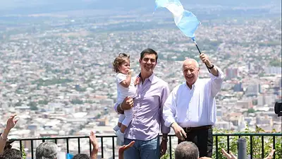 Roberto Lavagna y Juan Manuel Urtubey cerraron la campaña electoral en Salta Roberto Lavagna y Juan Manuel Urtubey cerraron la campaña electoral en Salta