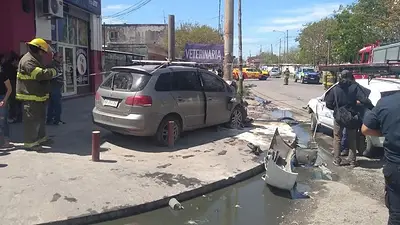 Impactante video: un auto perdió el control y atropelló a una madre y sus hijas de 2 y 16 Impactante video: un auto perdió el control y atropelló a una madre y sus hijas de 2 y 16