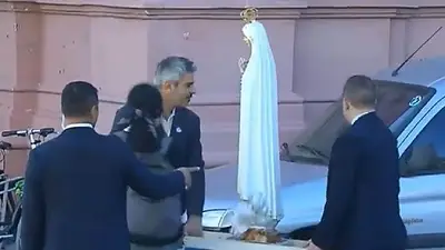 Insólito: metieron una virgen en la Casa Rosada a dos días de la elección Insólito: metieron una virgen en la Casa Rosada a dos días de la elección