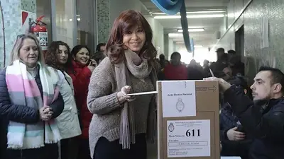 Elecciones 2019: Cristina fue a votar y bromeó con periodistas Elecciones 2019: Cristina fue a votar y bromeó con periodistas