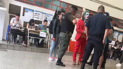 Insólito: fue disfrazado como el Guasón a votar Insólito: fue disfrazado como el Guasón a votar