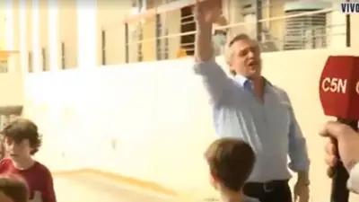 Alberto Fernández salió a celebrar a la puerta de su casa: "Argentina va a andar bien" Alberto Fernández salió a celebrar a la puerta de su casa: "Argentina va a andar bien"