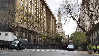 Mauricio Macri militariza la Plaza de Mayo para evitar los festejos del Frente de Todos Mauricio Macri militariza la Plaza de Mayo para evitar los festejos del Frente de Todos