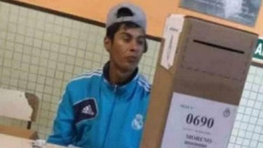Brutal discriminación que sufrió un fiscal de mesa por su vestimenta