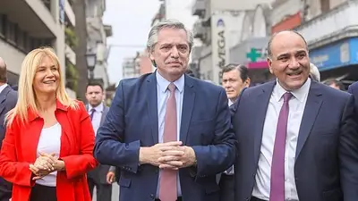 Alberto Fernández viajó a Tucumán y acompañó a Juan Manzur en su nueva asunción Alberto Fernández viajó a Tucumán y acompañó a Juan Manzur en su nueva asunción