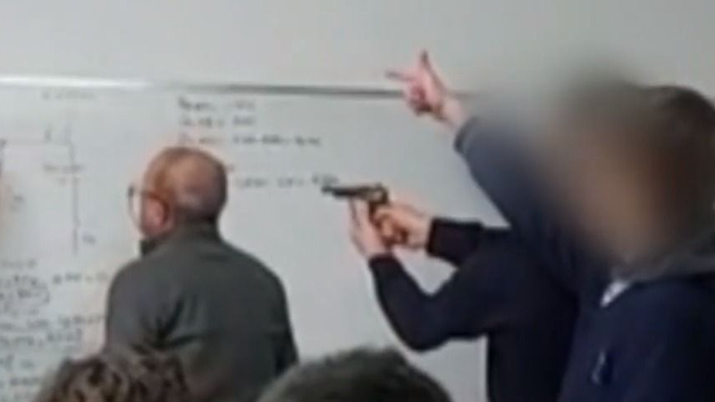 Adolescentes apuntaron con un arma a un profesor en plena clase