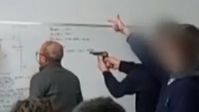 Adolescentes apuntaron con un arma a un profesor en plena clase Adolescentes apuntaron con un arma a un profesor en plena clase