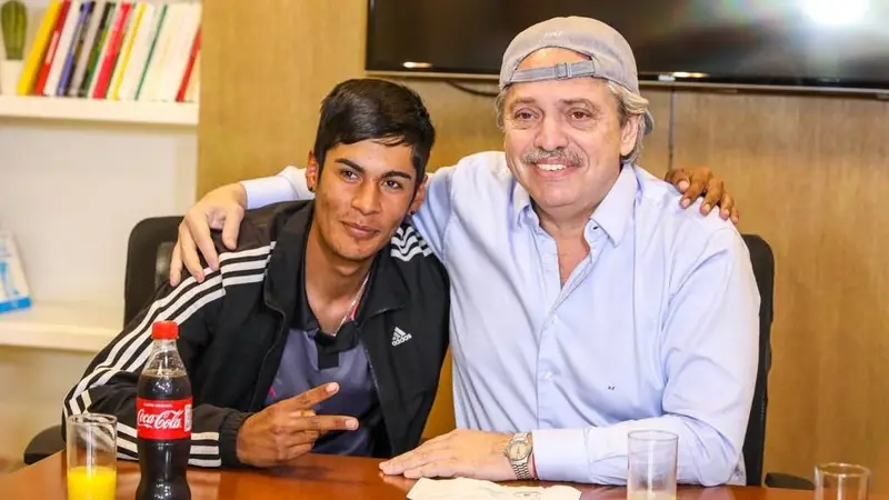 Alberto Fernández se reunió con Brian, el presidente de mesa discriminado en las redes, y se puso su gorra