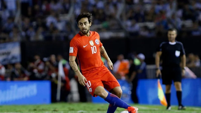 Jorge Valdivia, el jugador chileno que apoyó a Piñera y se arrepintió: ahora regala empanadas en las comunas