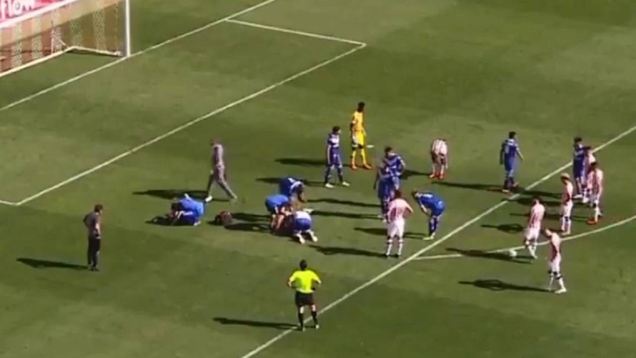 Dos jugadores de Vélez chocaron sus cabezas y asustaron a todos: uno quedó internado