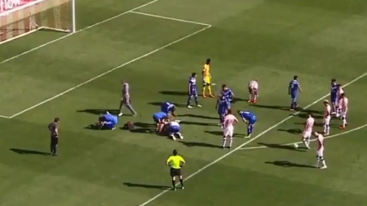 Dos jugadores de Vélez chocaron sus cabezas y asustaron a todos: uno quedó internado