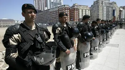 El Gobierno oficializó mejoras salariales para las Fuerzas Armadas y de Seguridad El Gobierno oficializó mejoras salariales para las Fuerzas Armadas y de Seguridad