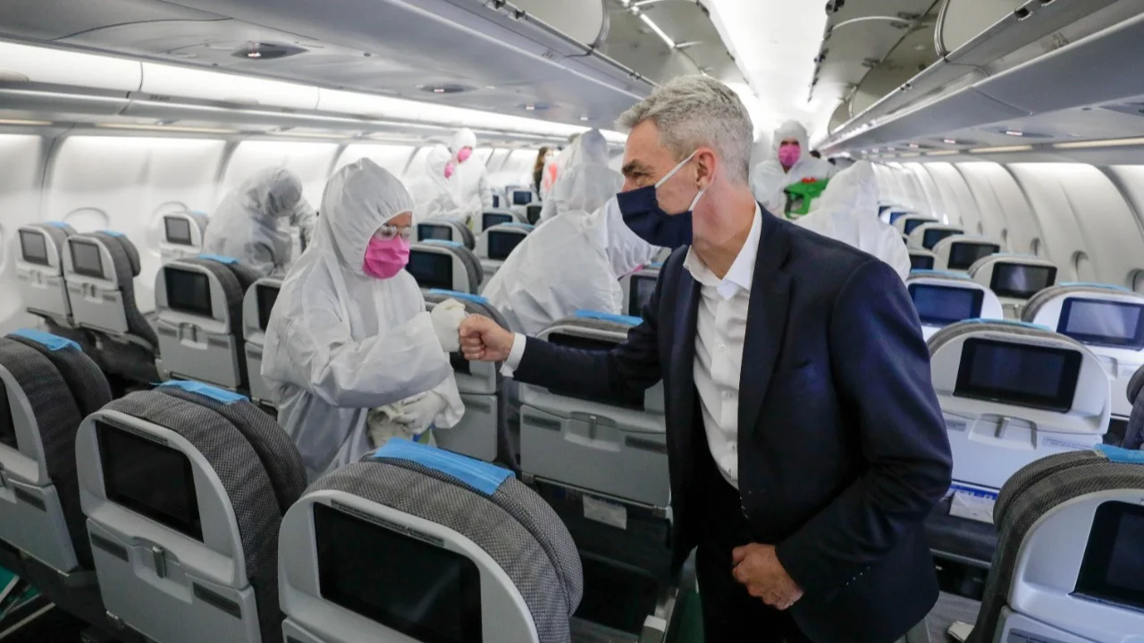 El Gobierno avanza en sistemas de desinfección en los aeropuertos