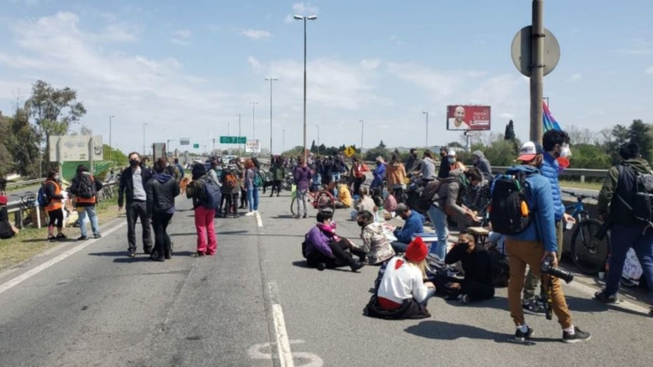 Incendios: manifestantes cortaron un puente y una autopista en Santa Fe