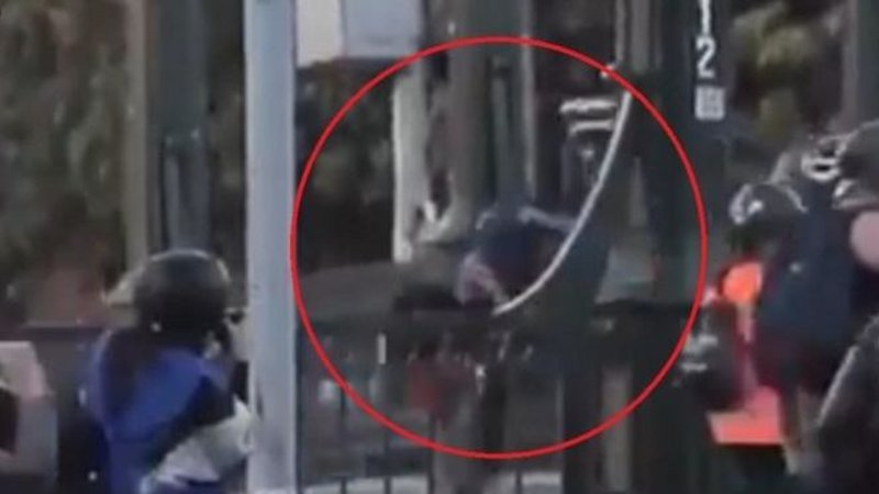 Chile: detuvieron al carabinero que arrojó al río a un manifestante menor de edad