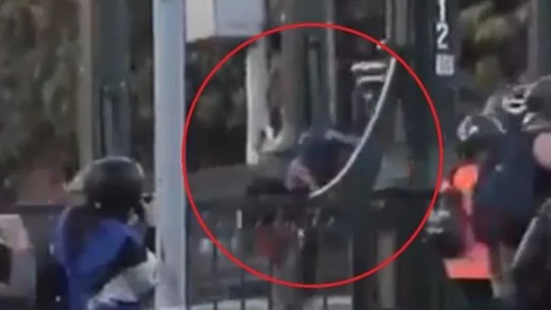 Chile: detuvieron al carabinero que arrojó al río a un manifestante menor de edad