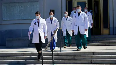 Tras los mensajes contradictorios, los médicos de Trump aseguran que mañana podría salir de alta Tras los mensajes contradictorios, los médicos de Trump aseguran que mañana podría salir de alta