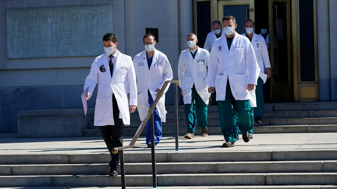 Tras los mensajes contradictorios, los médicos de Trump aseguran que mañana podría salir de alta