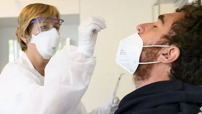 Una mujer se sometió a un hisopado nasal de COVID-19 y le perforaron el cerebro Una mujer se sometió a un hisopado nasal de COVID-19 y le perforaron el cerebro