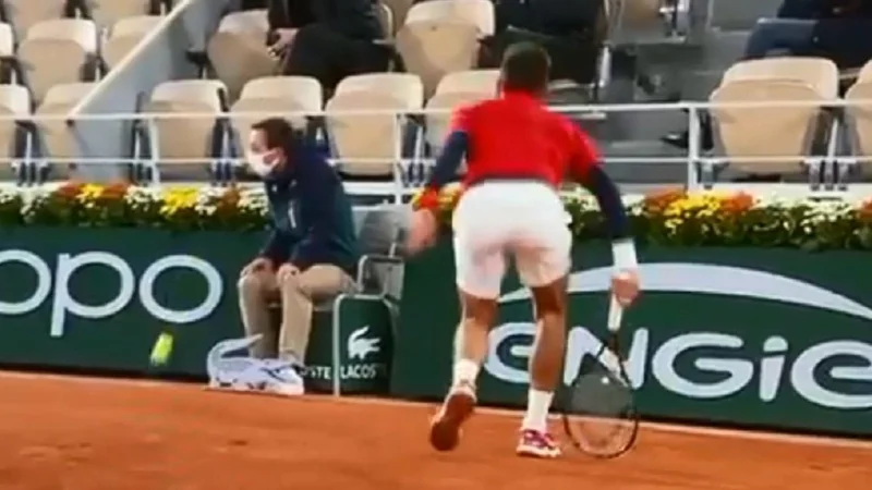 Roland Garros: Djokovic volvió a darle un pelotazo a un juez de línea, pero esta vez no fue descalificado