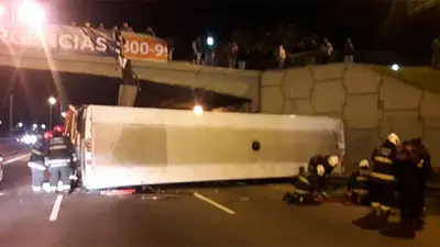 Video: la impresionante caída del colectivo en la General Paz Video: la impresionante caída del colectivo en la General Paz
