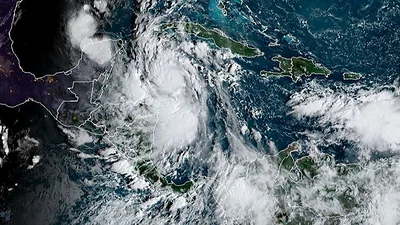 El Huracán Delta ya está en fase 4 y llega a México: los videos El Huracán Delta ya está en fase 4 y llega a México: los videos