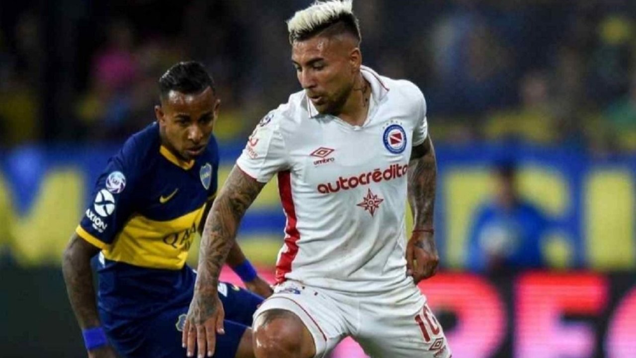 Boca quiere a un ex compañero de Riquelme para reemplazar a Sebastián Villa