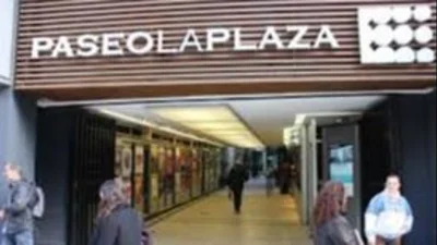 Aperturas en Avenida Corrientes: el Paseo La Plaza reabre sus puertas con teatro al aire libre Aperturas en Avenida Corrientes: el Paseo La Plaza reabre sus puertas con teatro al aire libre