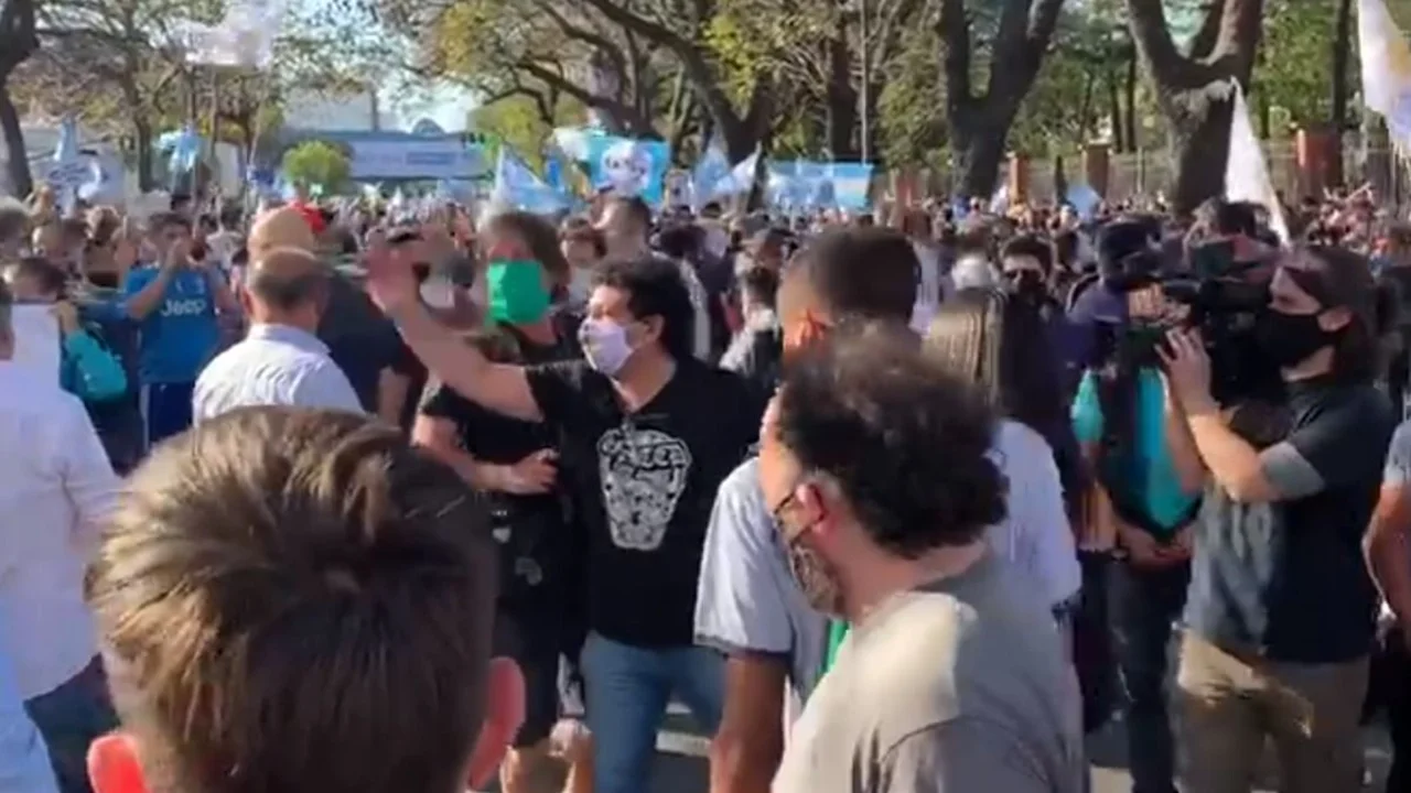 Tenso cruce entre los manifestantes que apoyan a Alberto Fernández y aquellos que bancan a Mauricio Macri