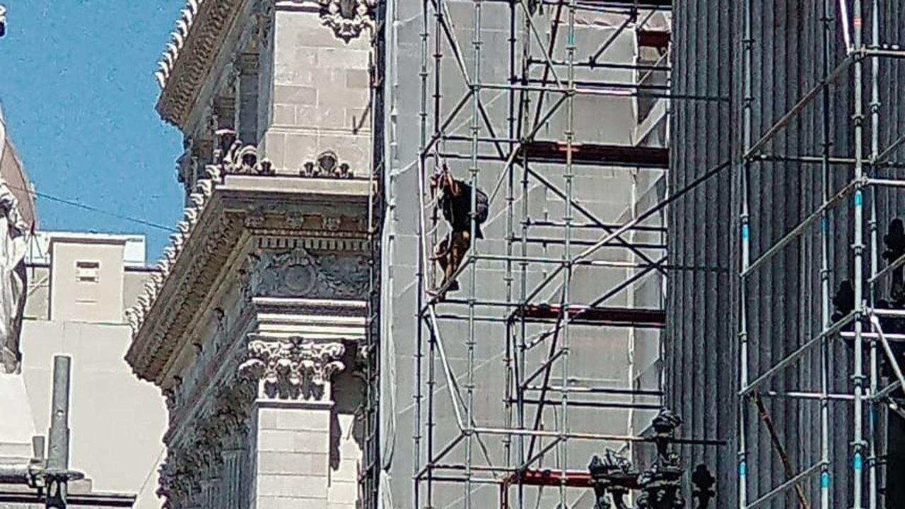 Tensión en el Congreso: un hombre intentó suicidarse tirándose del andamio