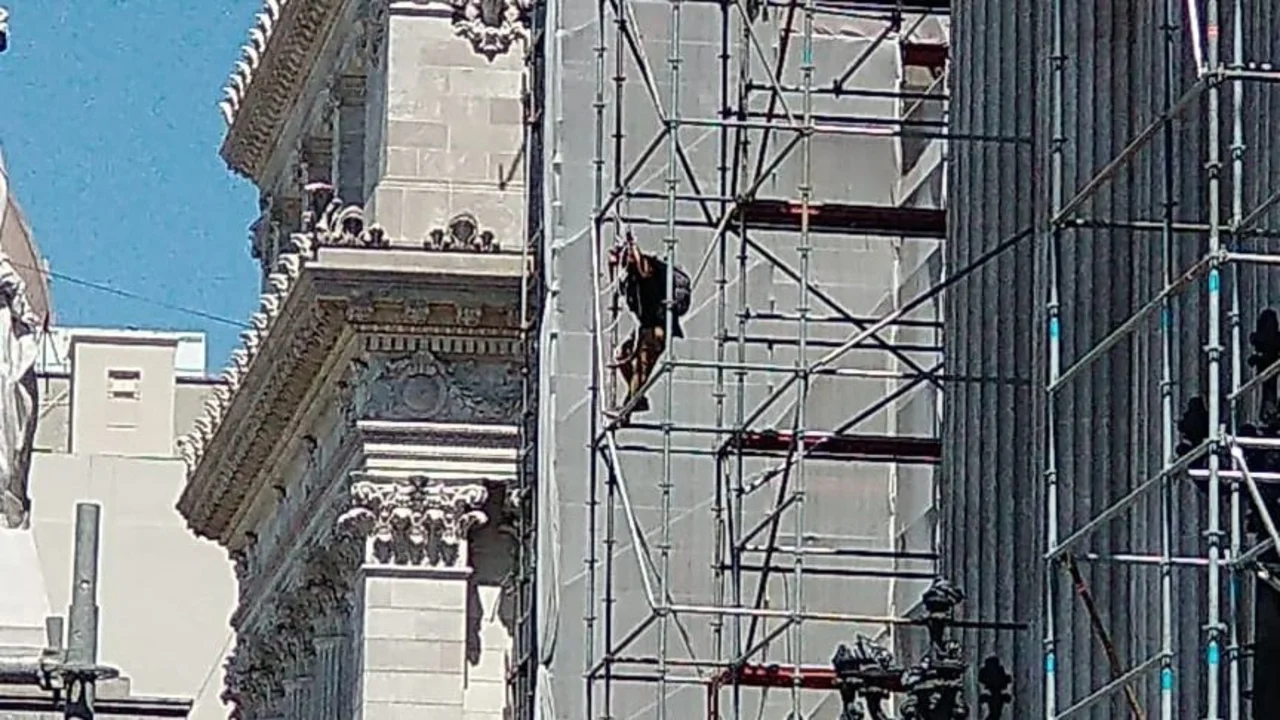 Tensión en el Congreso: un hombre intentó suicidarse tirándose del andamio