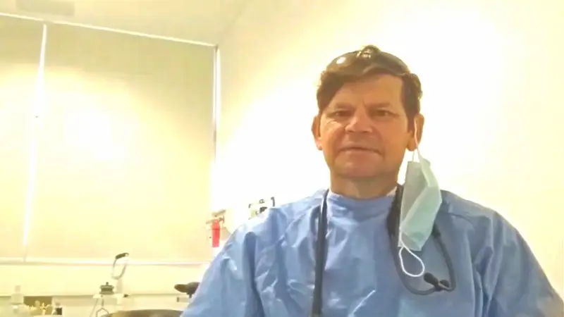 Es el único cardiólogo del pueblo, siguió trabajando pese a ser de riesgo y se contagió