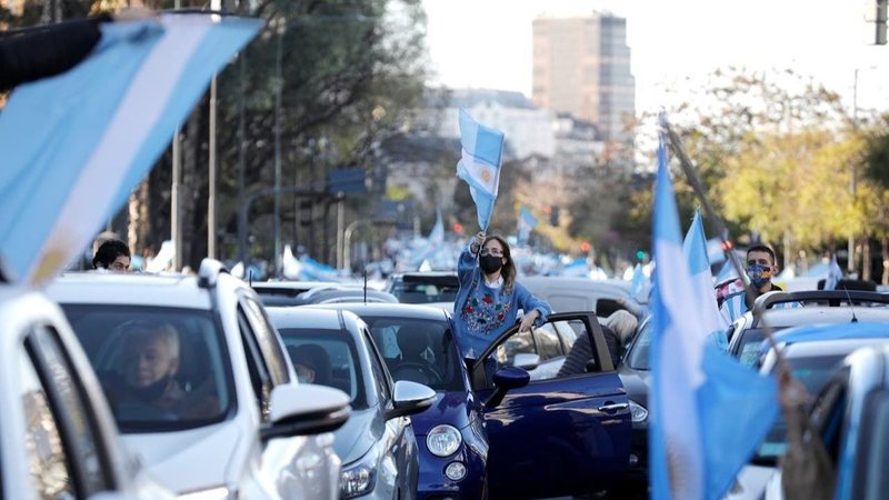 En medio del pico de contagios, vendían cornetas salivadas en la marcha contra el Gobierno