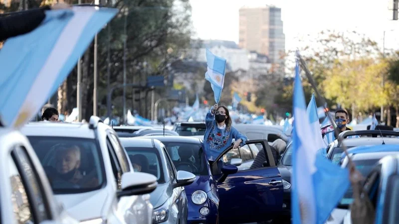 En medio del pico de contagios, vendían cornetas salivadas en la marcha contra el Gobierno