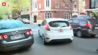 Desquiciado: Stornelli se escapó de una nota, cruzó en rojo y casi choca con su auto Desquiciado: Stornelli se escapó de una nota, cruzó en rojo y casi choca con su auto
