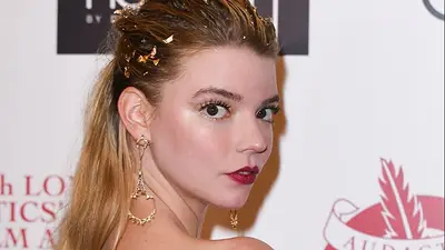 Anya Taylor-Joy relevará a Charlize Theron en la precuela de Mad Max Anya Taylor-Joy relevará a Charlize Theron en la precuela de Mad Max