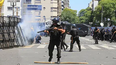 El Gobierno les sacará las armas a efectivos con denuncias por violencia de género El Gobierno les sacará las armas a efectivos con denuncias por violencia de género