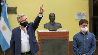 "General Perón, estamos siguiendo sus banderas": Alberto y Axel visitaron la Isla Martín García en el Día de la Lealtad "General Perón, estamos siguiendo sus banderas": Alberto y Axel visitaron la Isla Martín García en el Día de la Lealtad