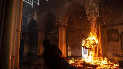 Video: incendiaron una iglesia en Chile a un año del estallido social Video: incendiaron una iglesia en Chile a un año del estallido social