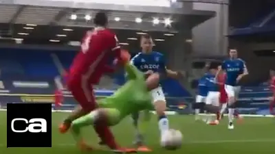 El arquero que le rompió los ligamentos a una estrella del Liverpool no será sancionado El arquero que le rompió los ligamentos a una estrella del Liverpool no será sancionado